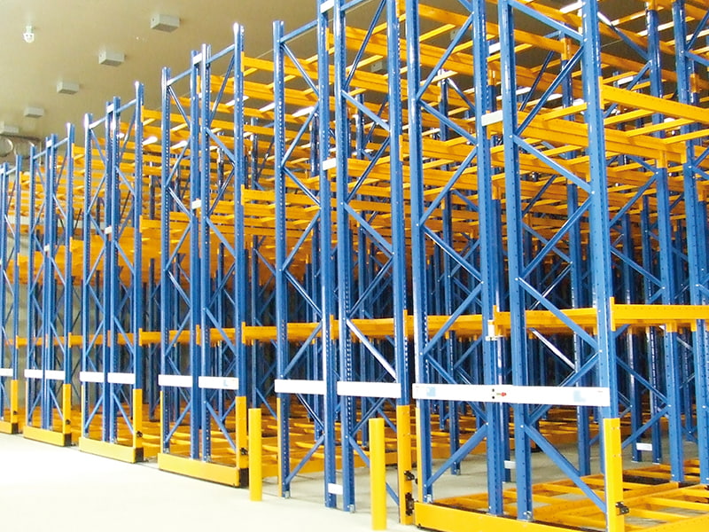 Folyosó takarékos raklap állvány